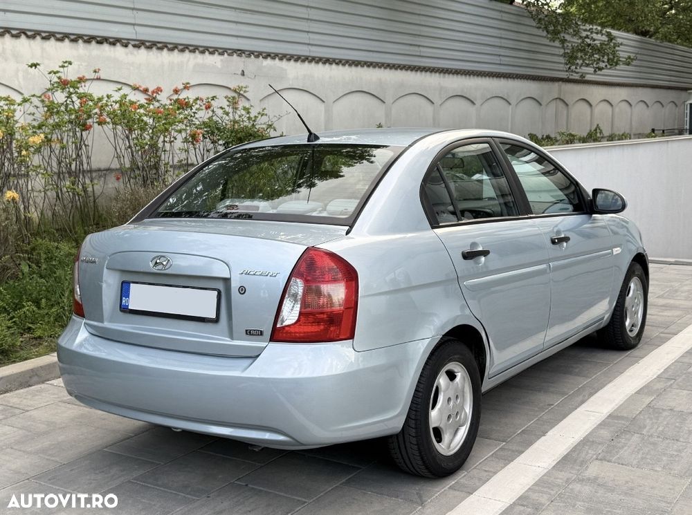 Hyundai Accent - 4