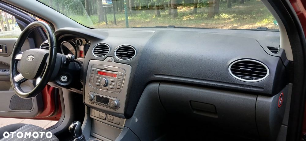 Ford Focus 1.8 Ghia - 11