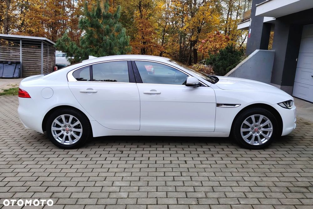 Jaguar XE 2.0 D Portfolio - 5
