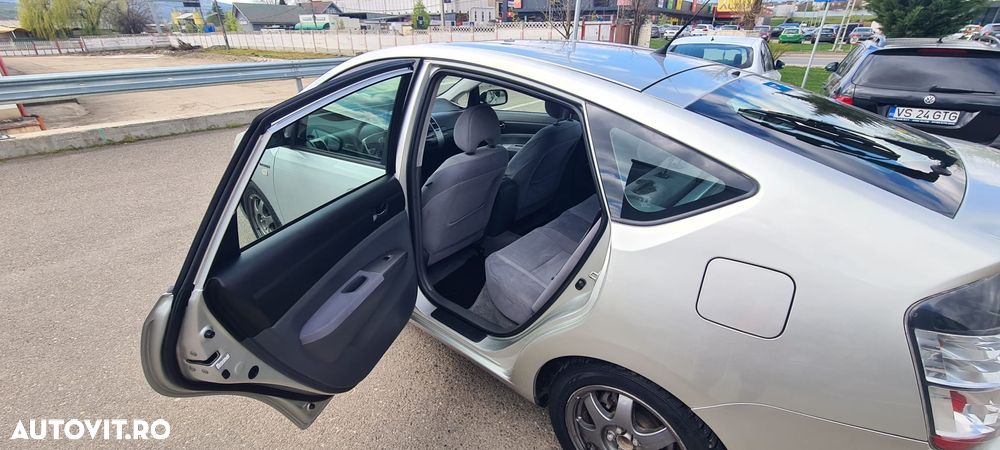 Toyota Prius (Hybrid) - 6