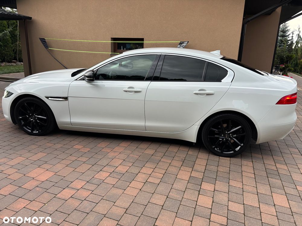 Jaguar XE 2.0 D Prestige - 32