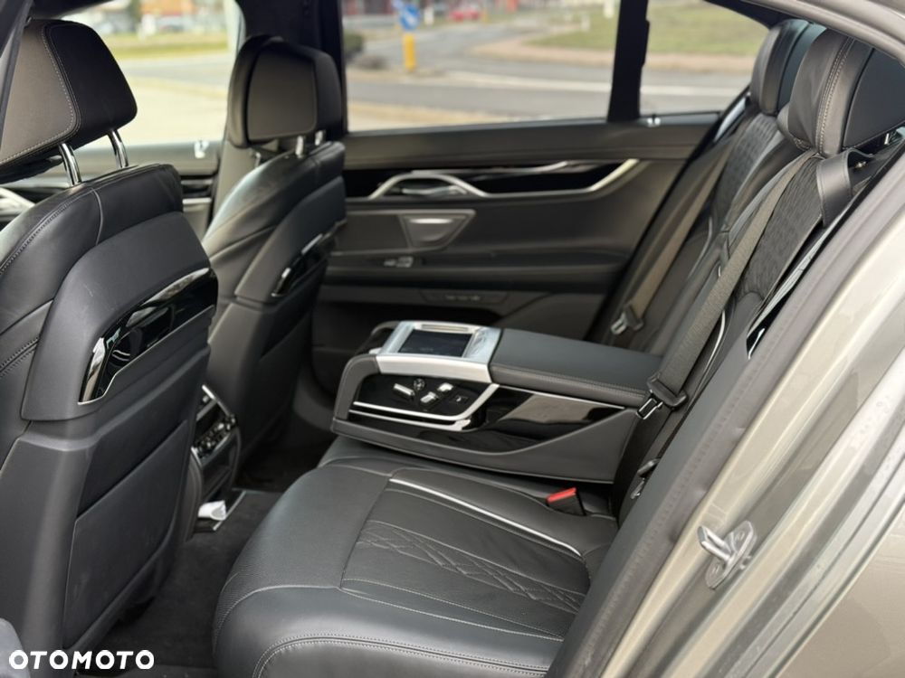 BMW Seria 7 750i xDrive sport - 14