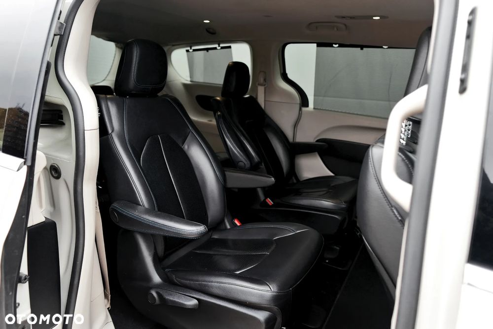 Chrysler Pacifica - 24