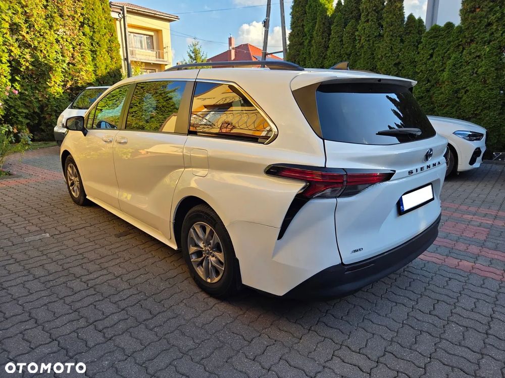 Toyota Sienna - 4