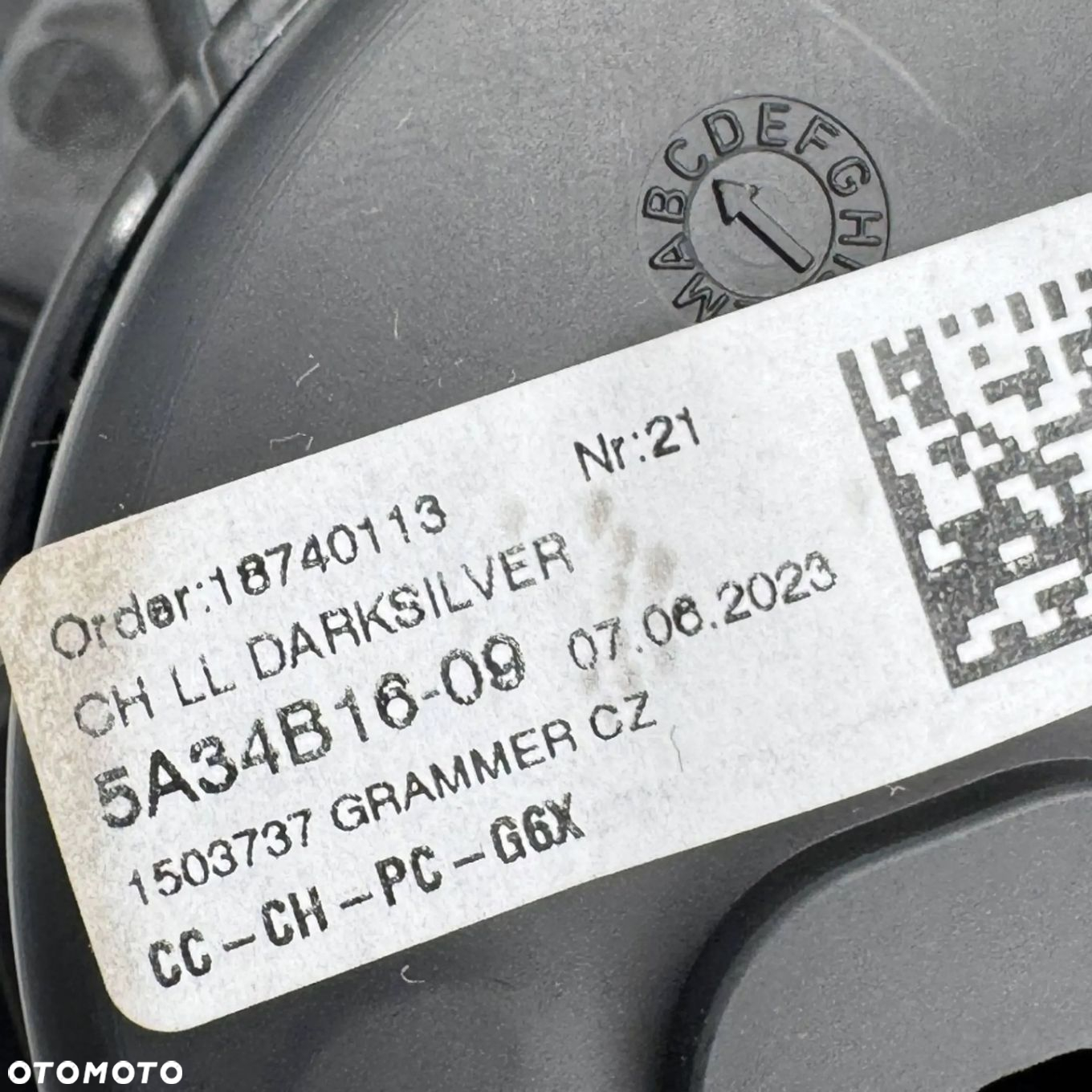 SCHOWEK TUNELU ŚRODKOWEGO UCHWYT NA KUBKI ŁADOWARKA INDUKCYJNA BMW G60 G61 - 5
