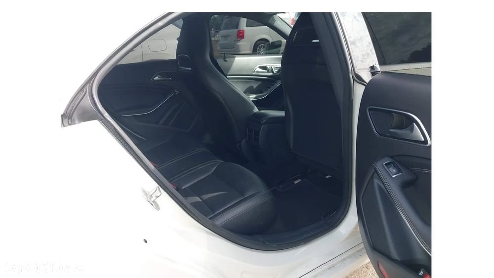 Mercedes-Benz CLA 250 4-Matic AMG Line - 11