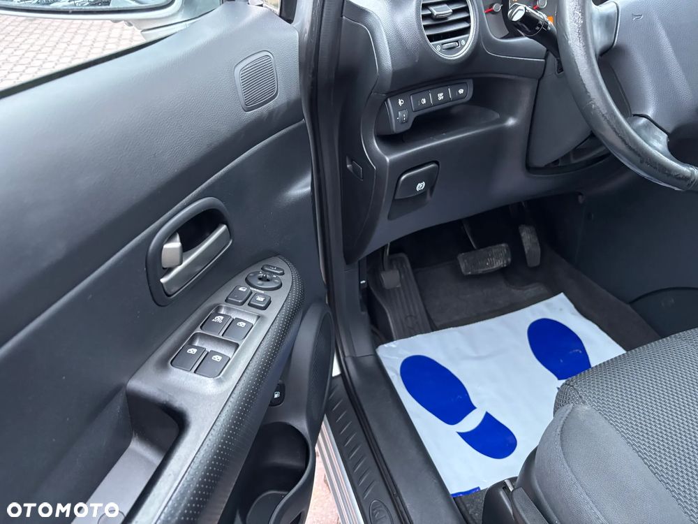 Kia Carens CRDi DPF EX - 17