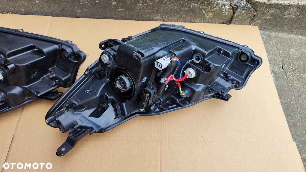 Yaris III Lift 14-17 Lampa Przednia Prawa Soczewka - 9