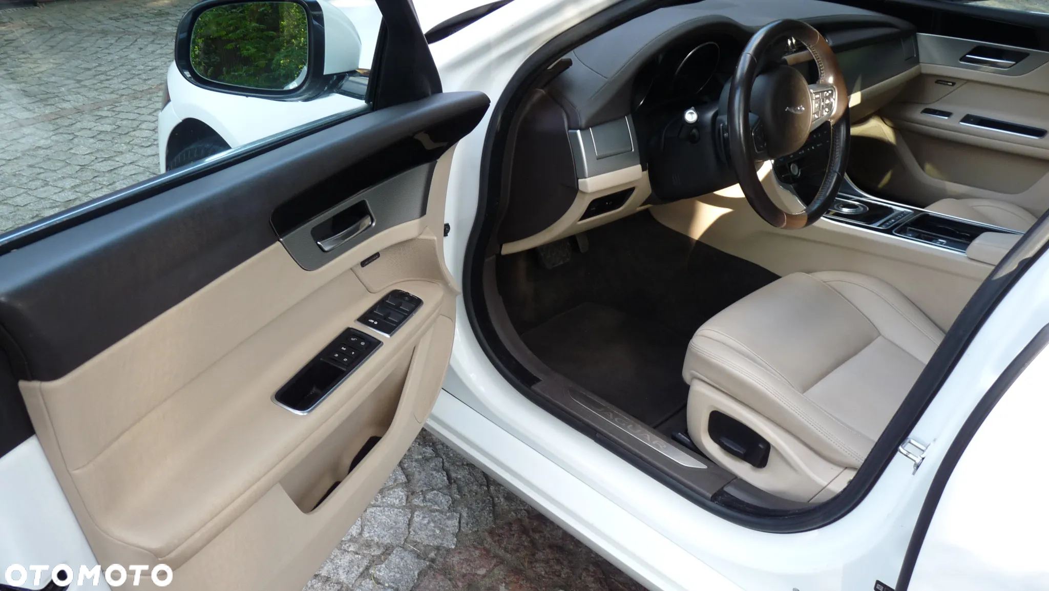 Jaguar XF 35t AWD Portfolio - 12