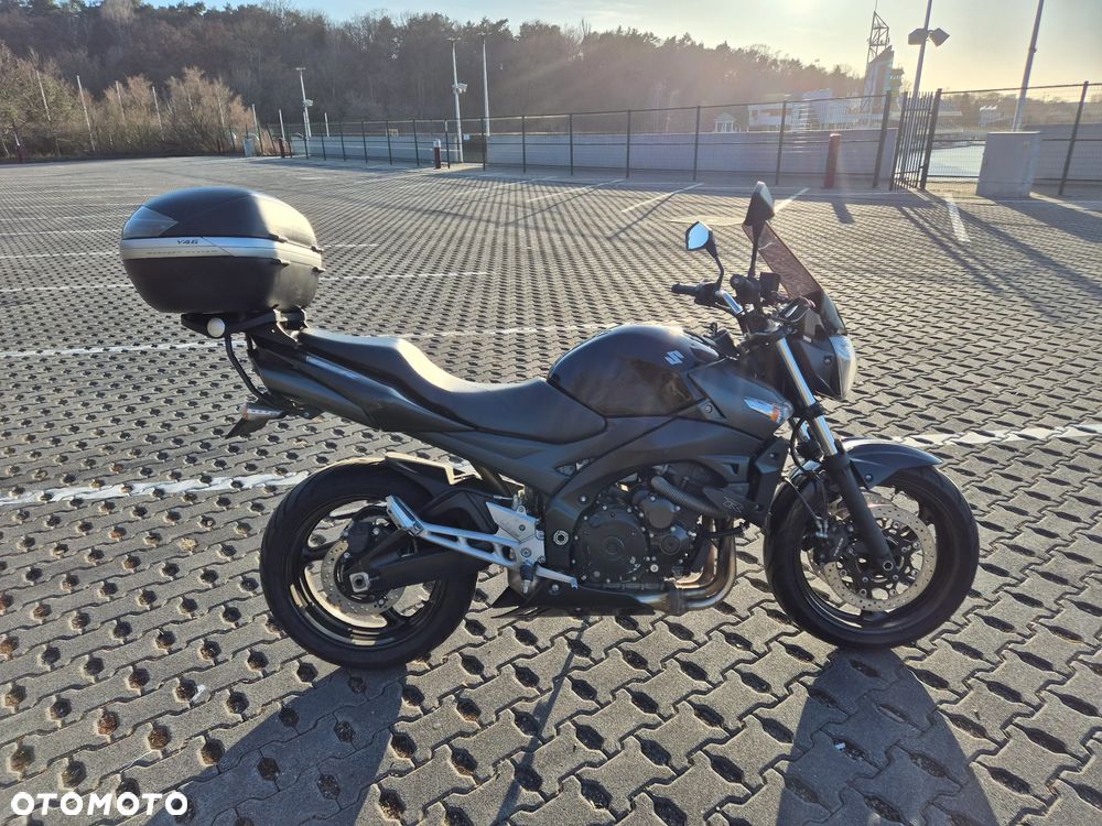 Suzuki GSR - 3