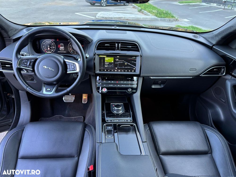 Jaguar F-Pace 25t AWD R-Sport - 17