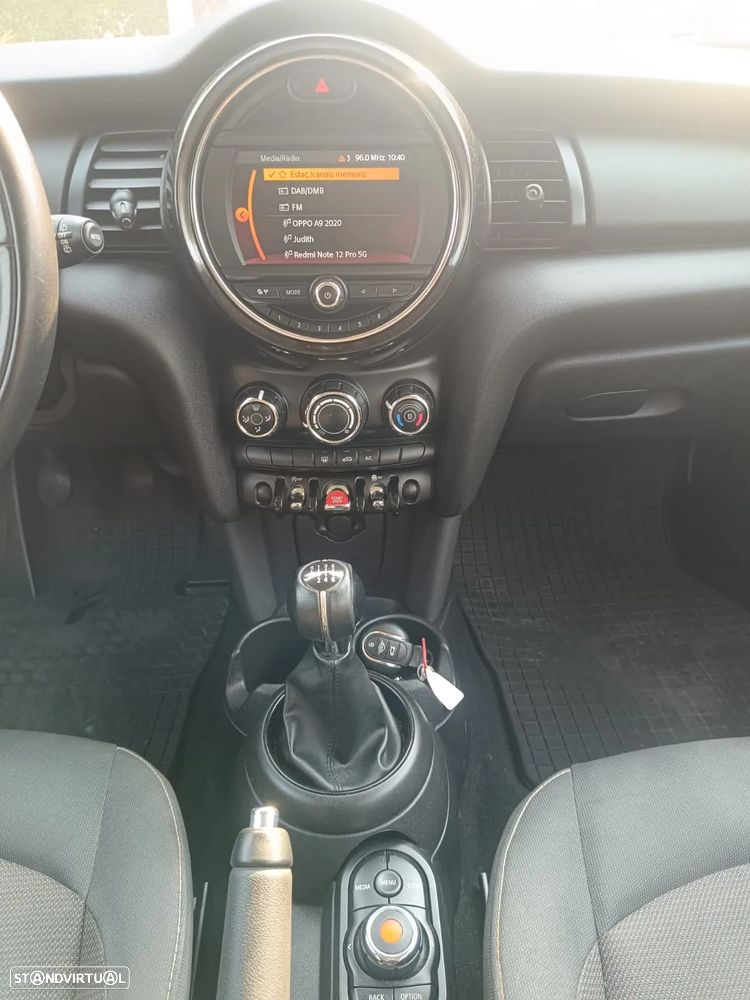 MINI 5 Portas Cooper Essential - 9