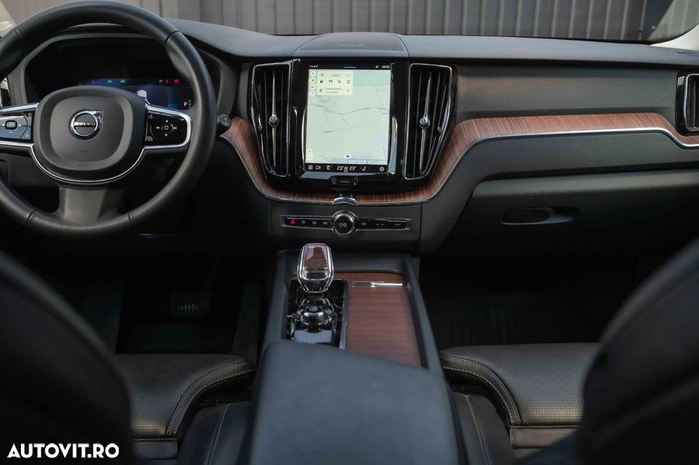 Volvo XC 60 B4 MHEV AT AWD Plus Dark - 37