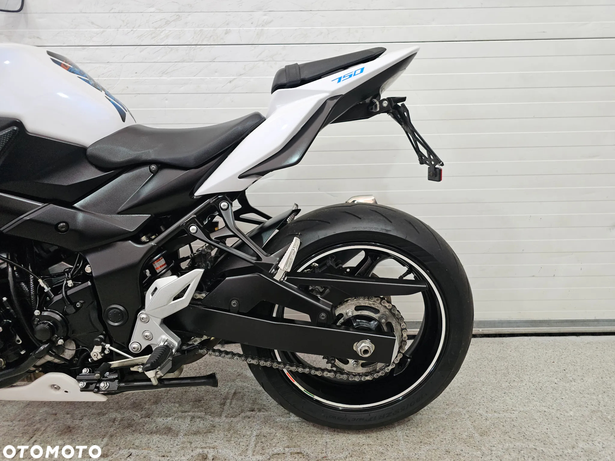 Suzuki GSR - 11