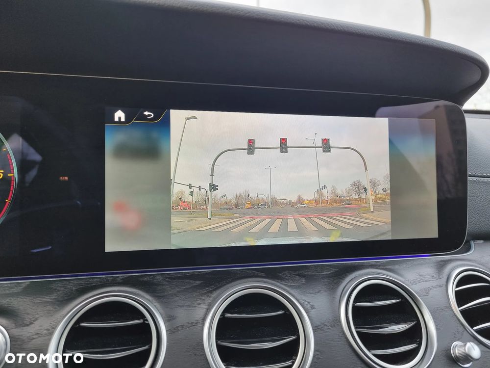 Mercedes-Benz Klasa E 220 d 4Matic T 9G-TRONIC AMG Line - 18