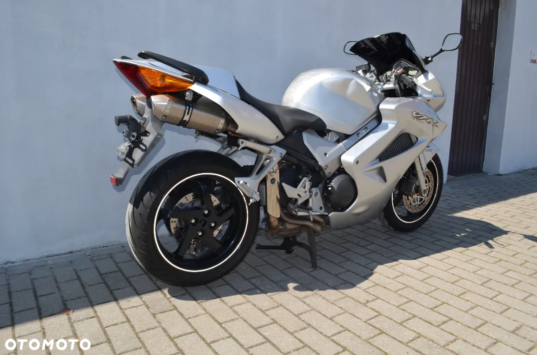 Honda VFR - 13