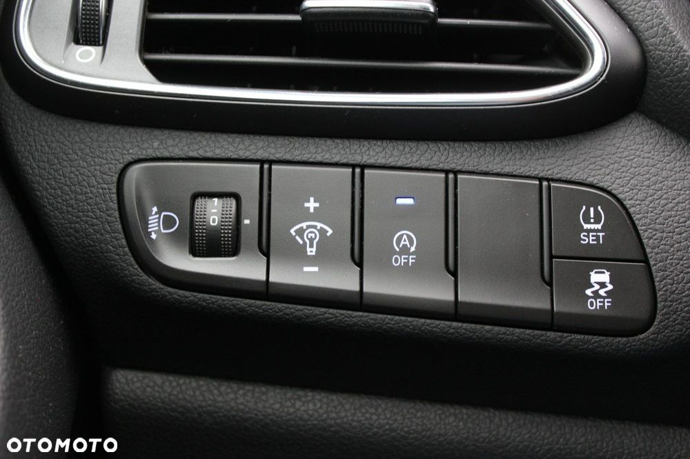 Hyundai i30 1.5 DPI Classic + - 14