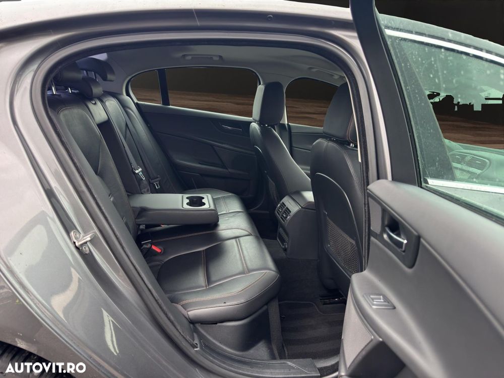 Jaguar XE - 13