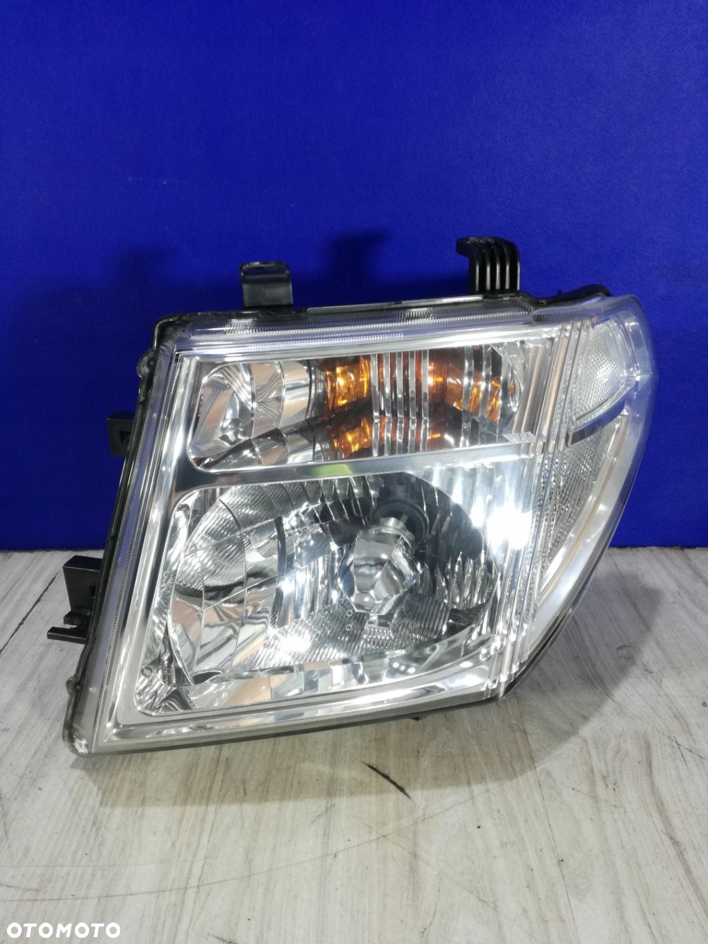 Nissan Navara III D40 2005/2010 lampa reflektor przód lewa Xenon Anglik - 1