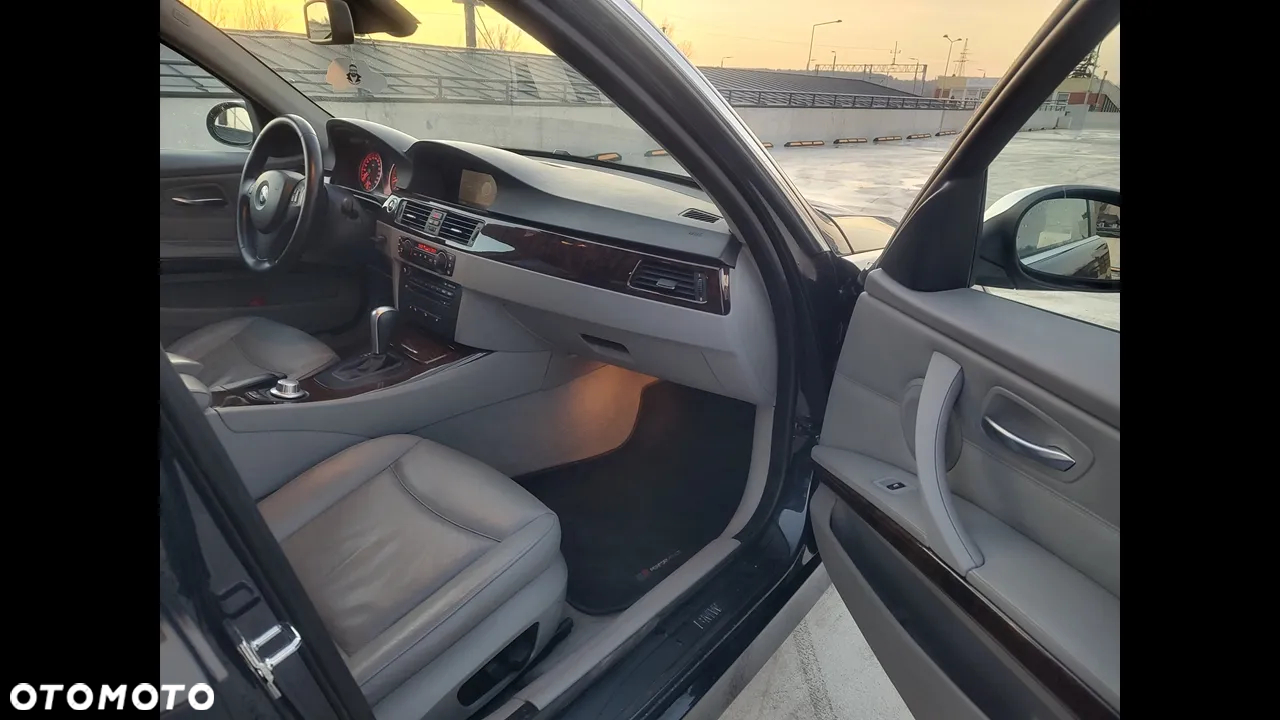 BMW Seria 3 330xi - 28