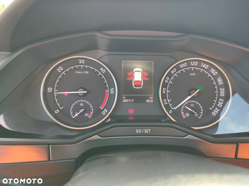 Skoda Superb 2.0 TDI DSG Premium Edition - 27