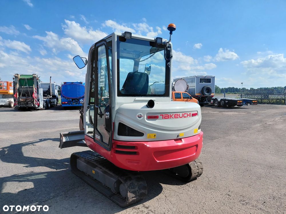 Takeuchi TB240 - 3
