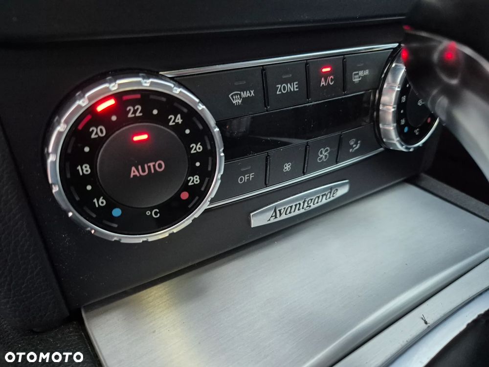 Mercedes-Benz Klasa C 200 T CGI Automatik BlueEFFICIENCY Avantgarde - 26