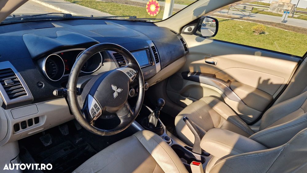 Mitsubishi Outlander 2.2 DI-D NAVI Instyle - 9