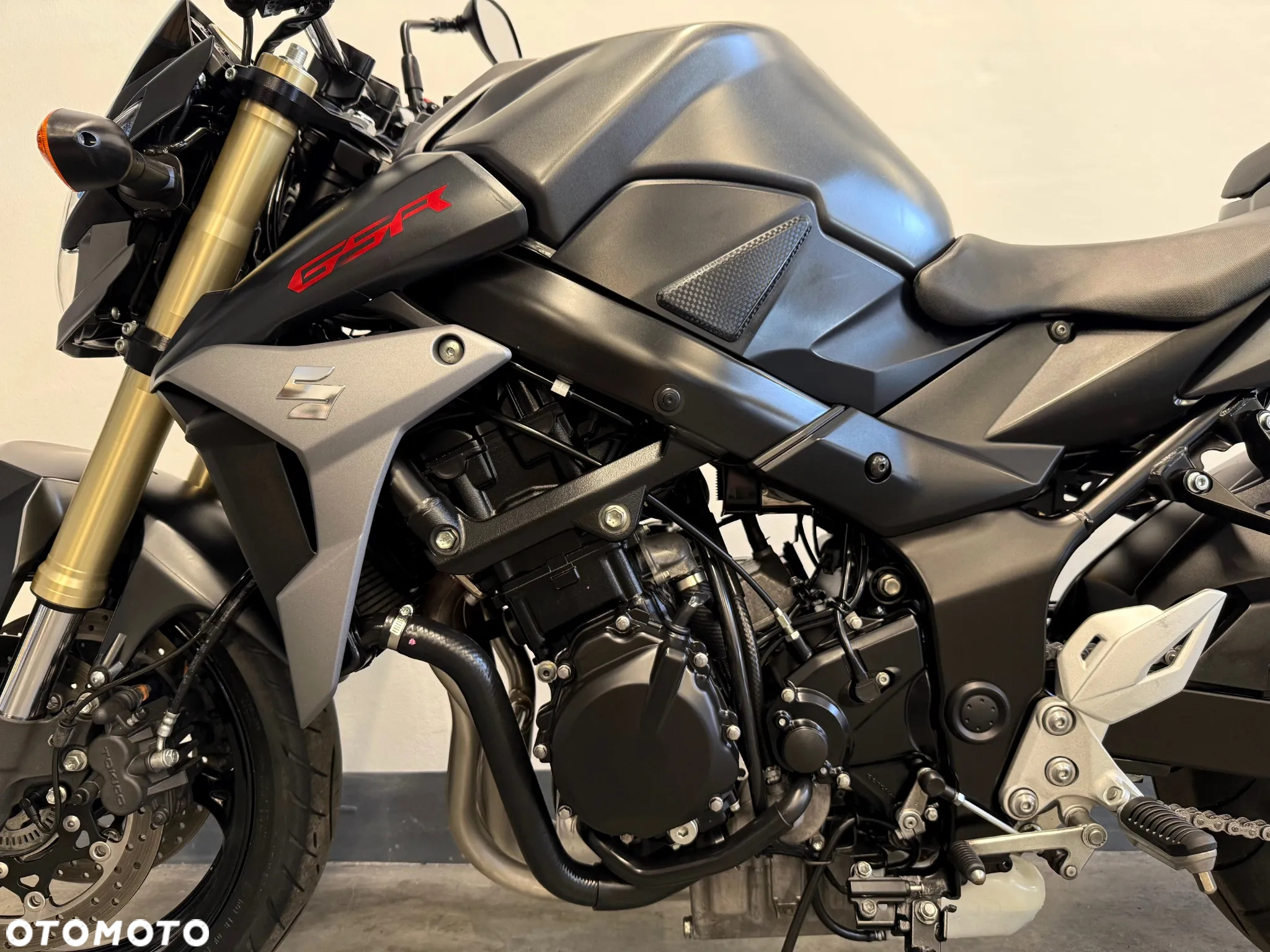 Suzuki GSR - 10
