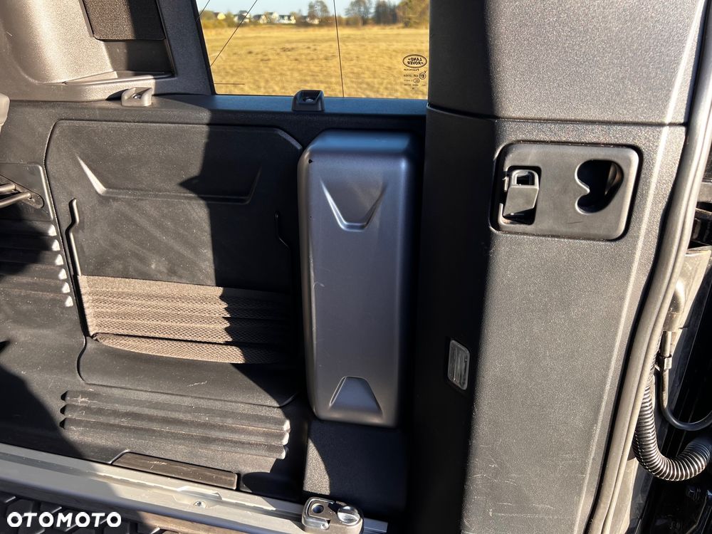 Land Rover Defender - 33