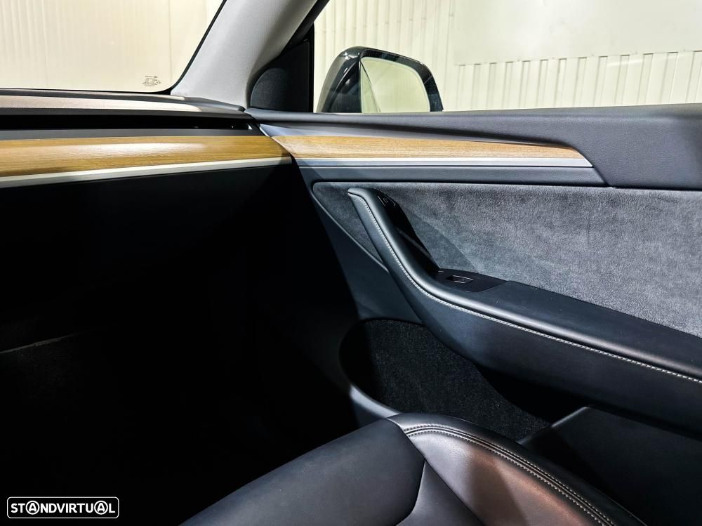 Tesla Model Y Long Range Dual Motor AWD - 26