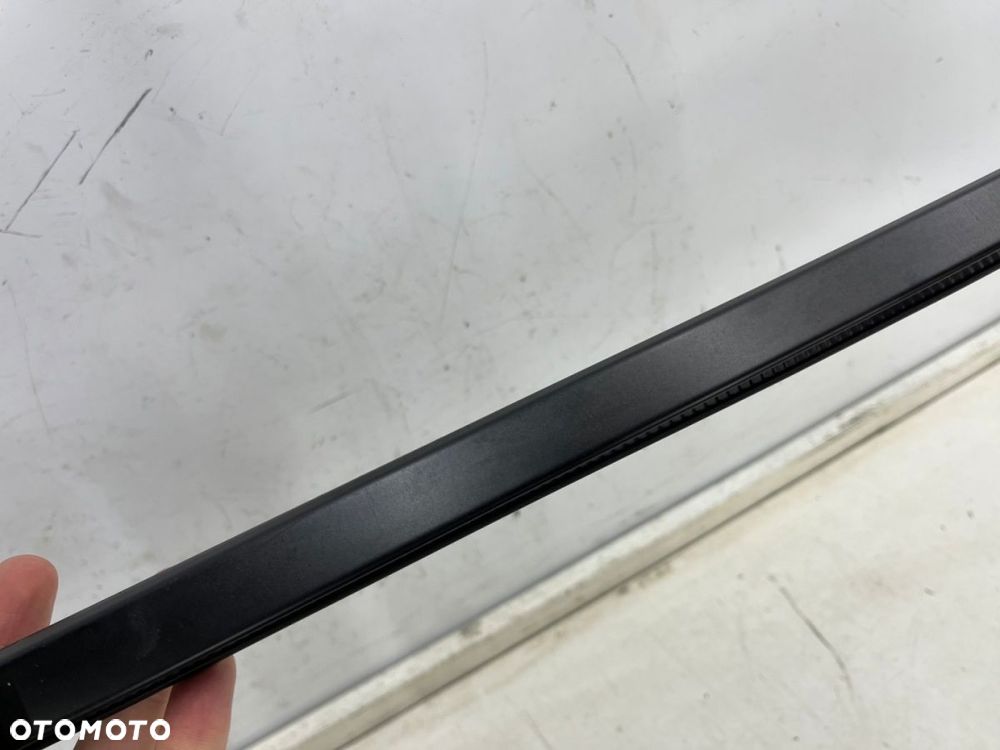 Listwa Porsche Macan 95b 14r czarny mat prawa przednia listwa zgarniająca uszczelka zewnętrzna drzwi - 5