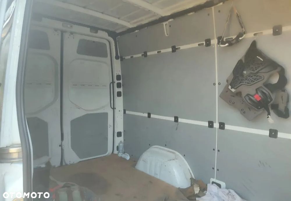 Mercedes-Benz Sprinter - 14