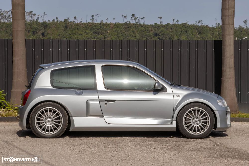 Renault Clio 3.0 V6 Sport - 19