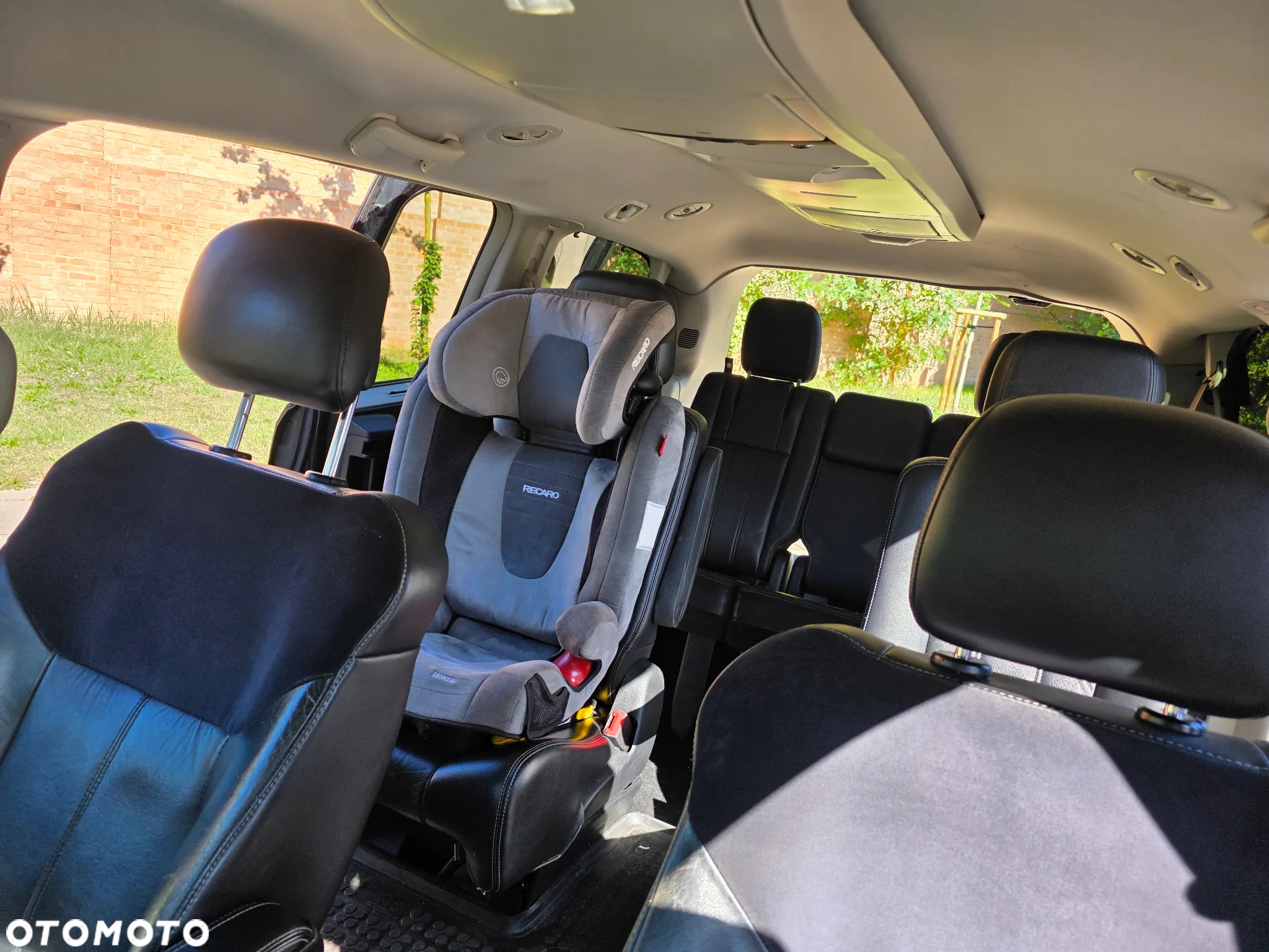Chrysler Town & Country - 6
