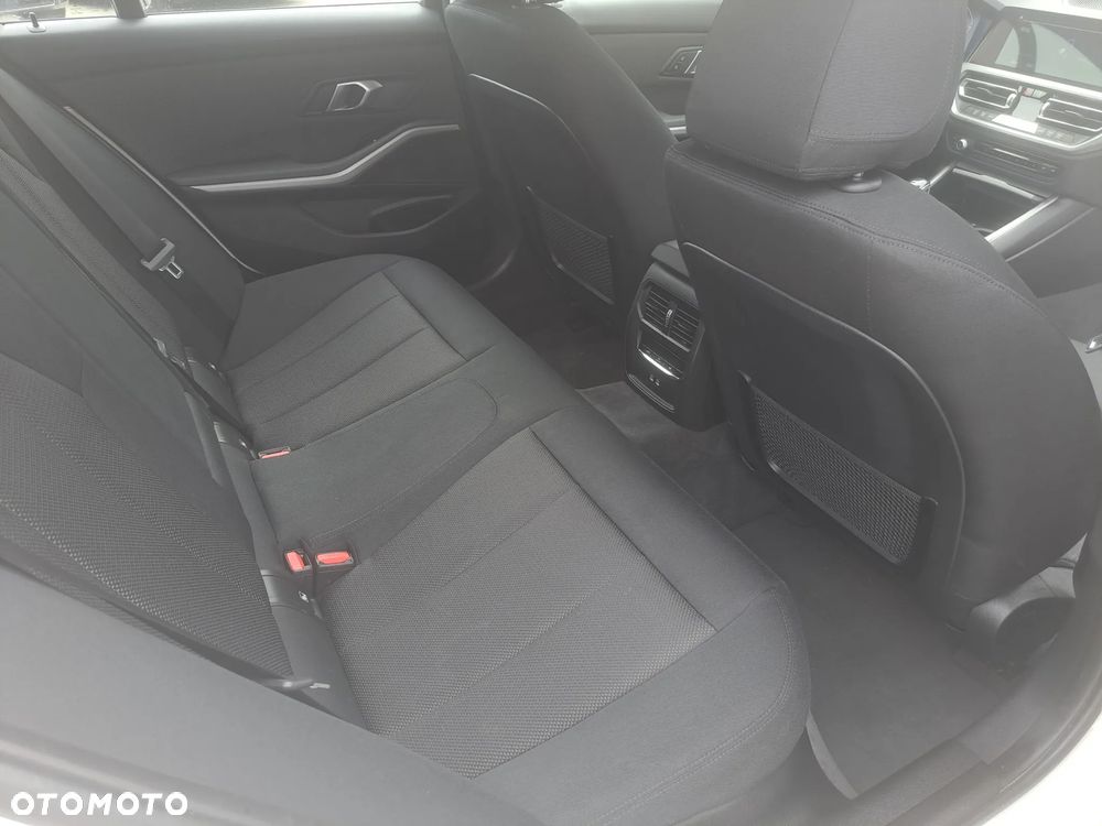 BMW Seria 3 318d mHEV M Sport - 13