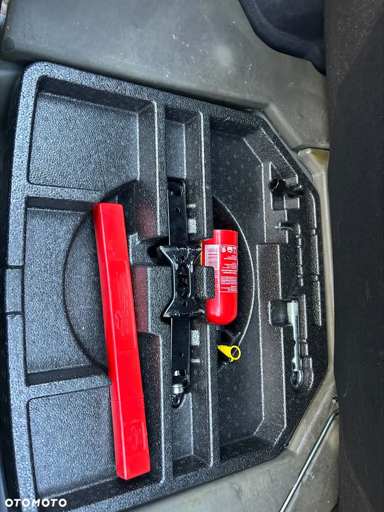 Toyota Avensis 2.0 Style MS - 13