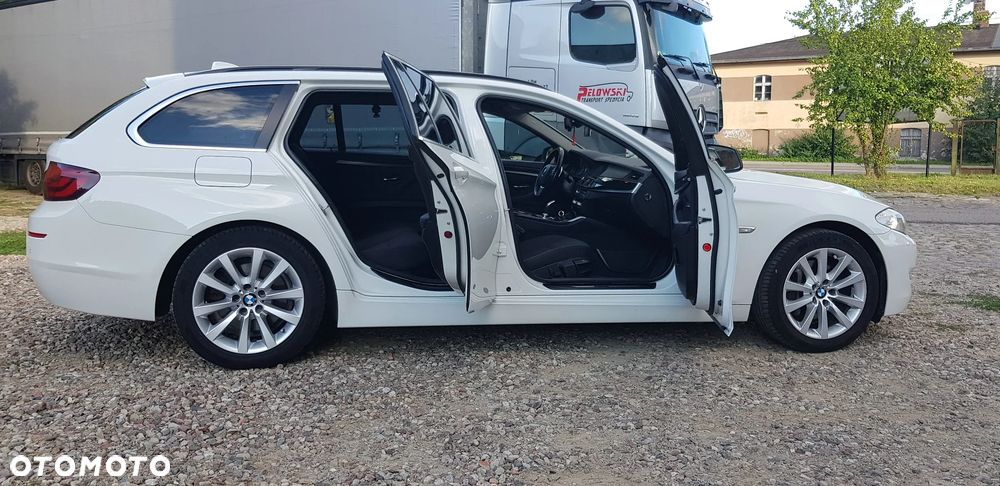 BMW Seria 5 525d xDrive - 14