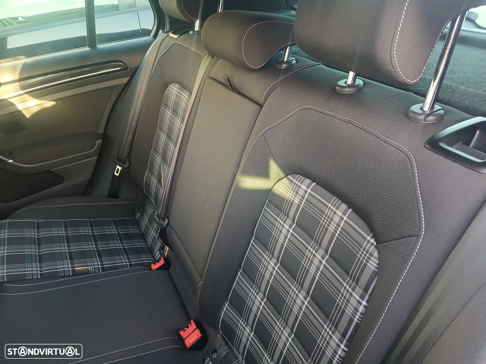 VW Golf 2.0 TDI GTD DSG - 34