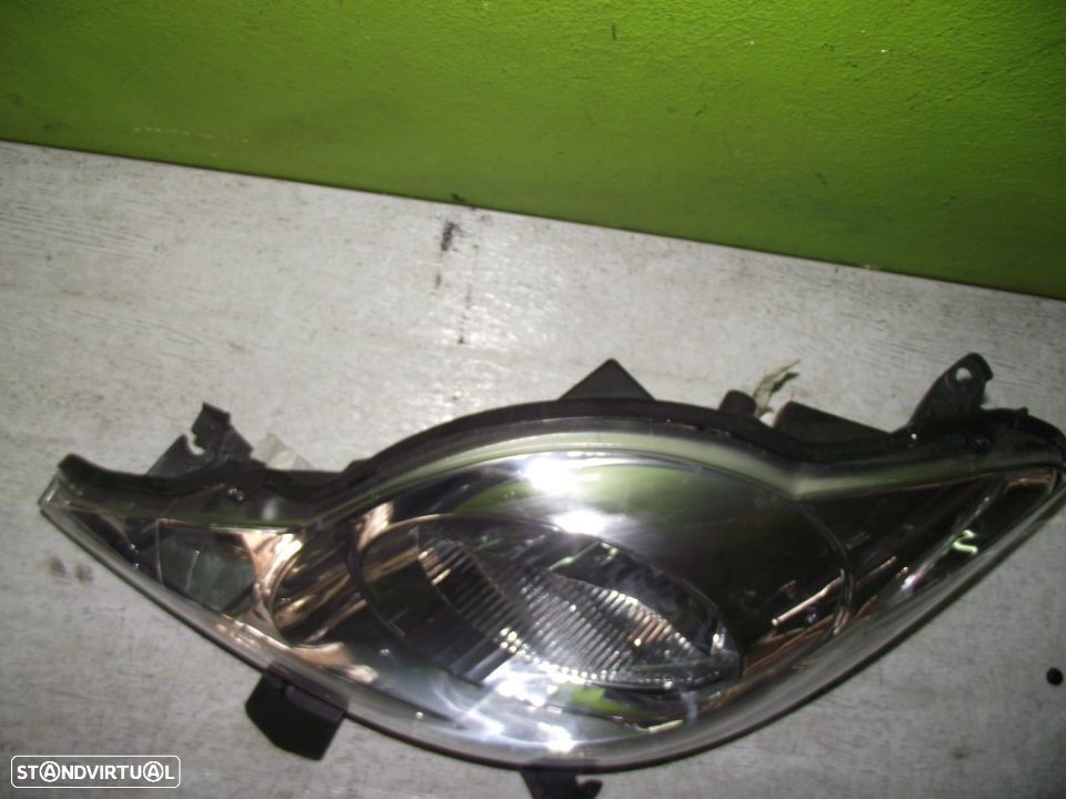 Farol Esquerdo Peugeot 107 - 2005 / 2012 - F1142 - 2