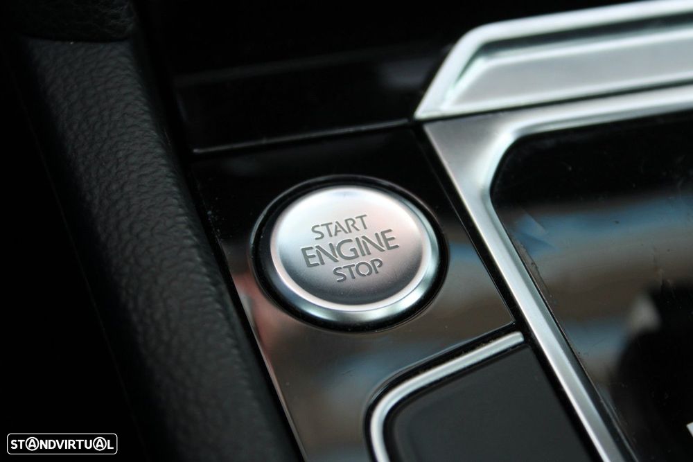 VW Passat Variant 1.6 TDI Highline DSG - 39