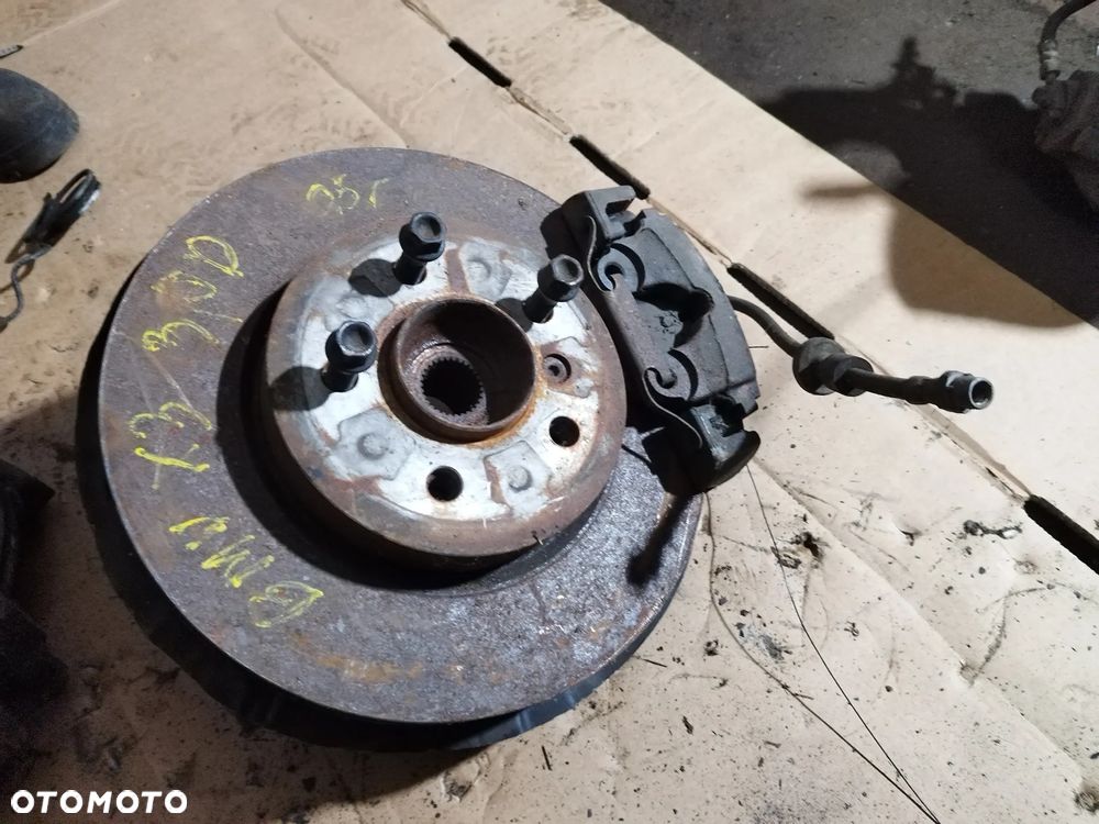 BMW X3 E83 3.0D ZWROTNICA PRAWY PRZÓD PIASTA PRAWA PRZÓD - 1