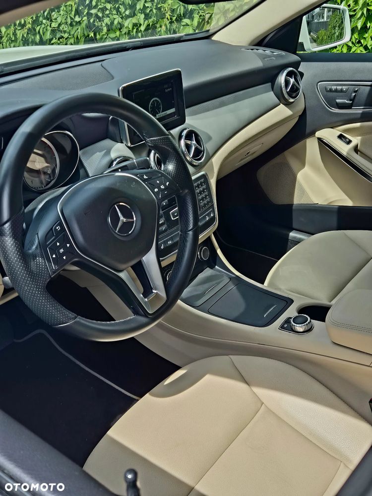Mercedes-Benz GLA 250 4Matic 7G-DCT - 10