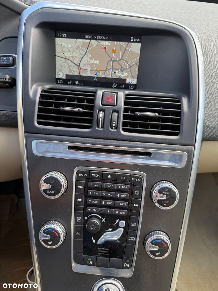 Volvo XC 60 T6 AWD Momentum - 12