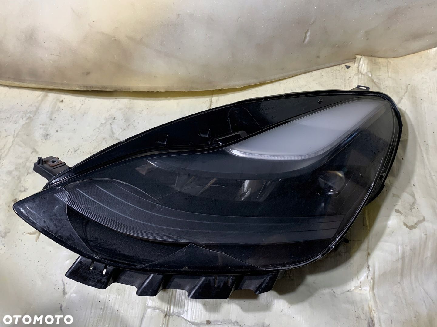 TESLA MODEL Y 2020 - LAMPA PRZEDNIA L - 1