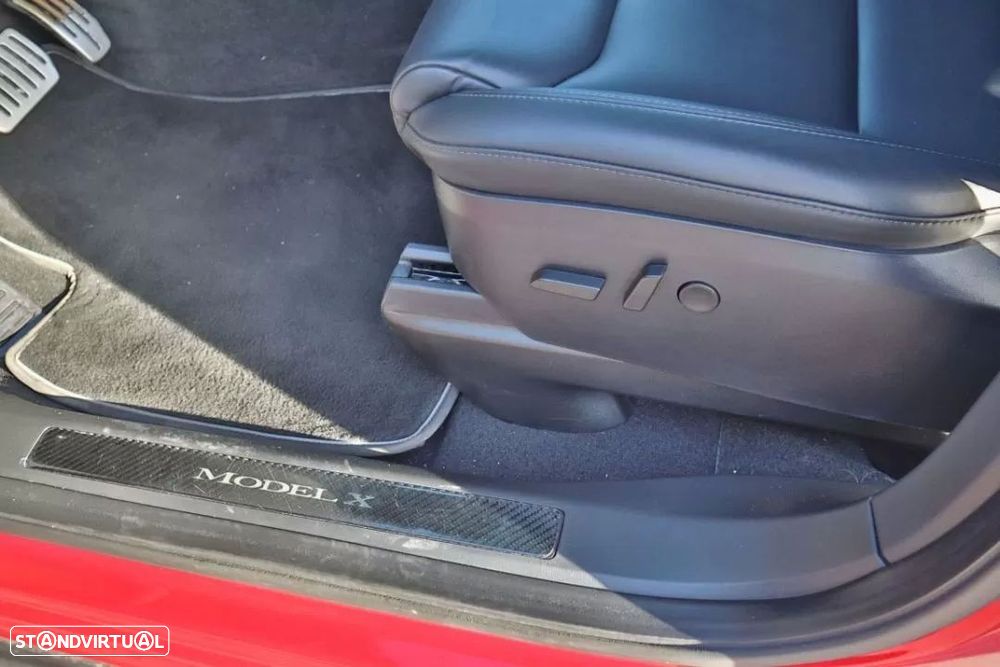 Tesla Model X - 25
