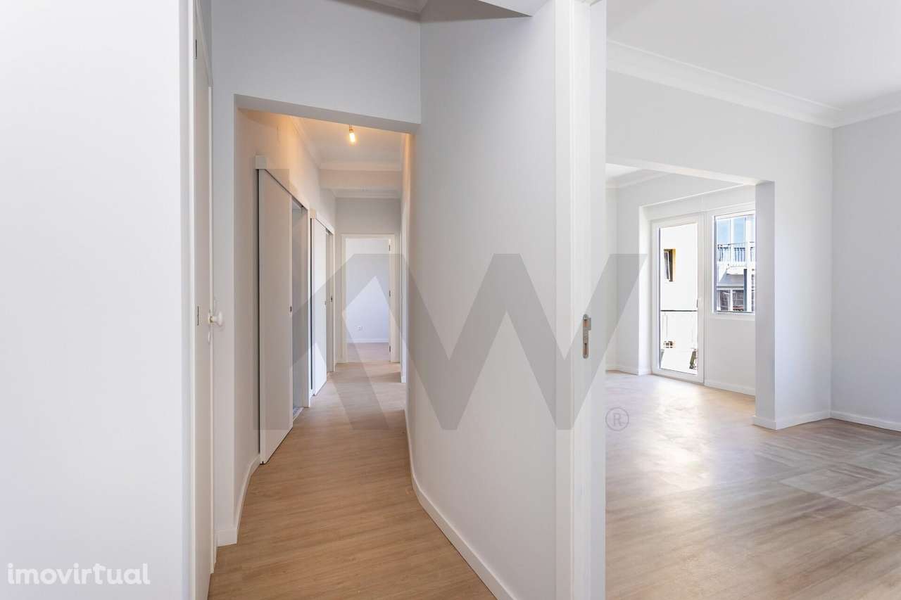 T2+1 Totalmente Remodelado com Varanda na Ajuda - Grande imagem: 3/23