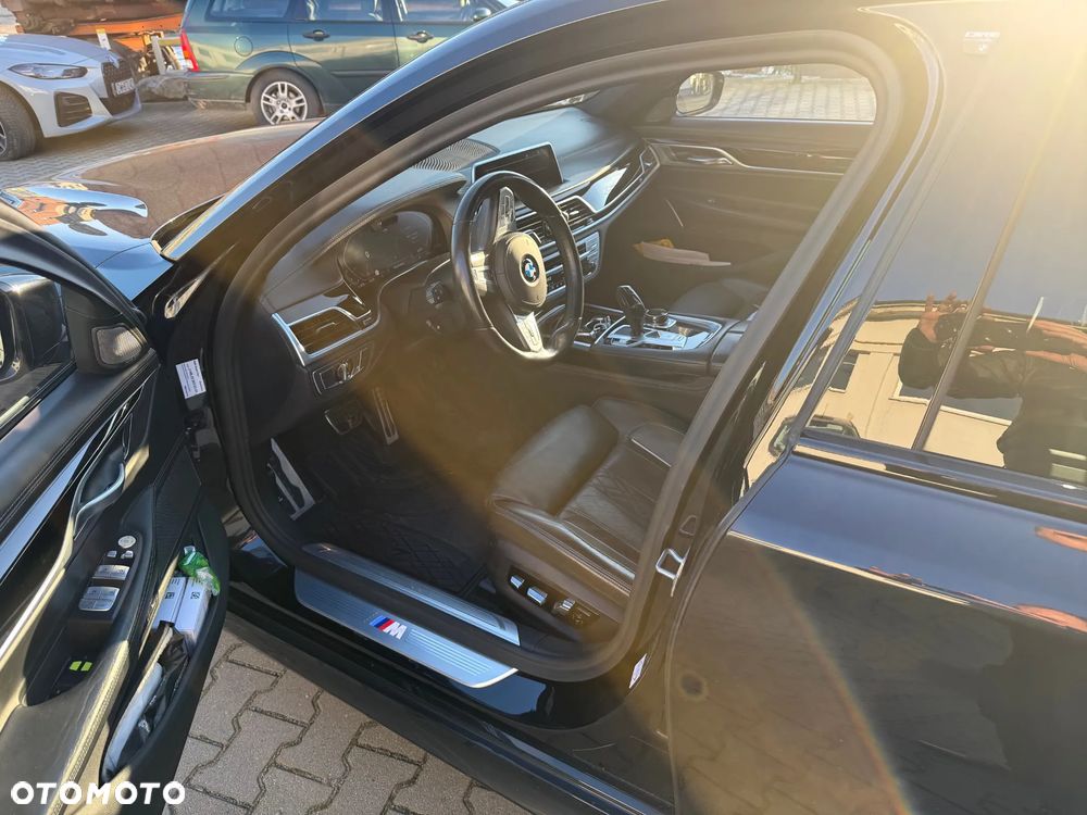 BMW Seria 7 750i xDrive - 14