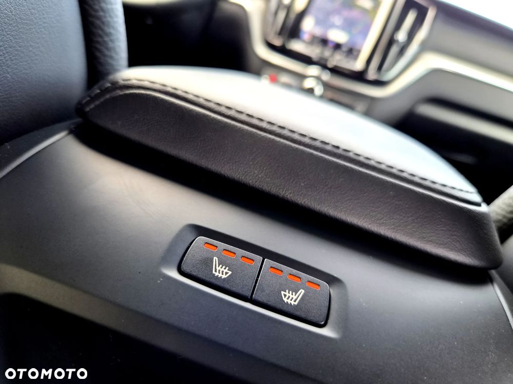 Volvo XC 60 B4 D AWD Plus Dark - 21