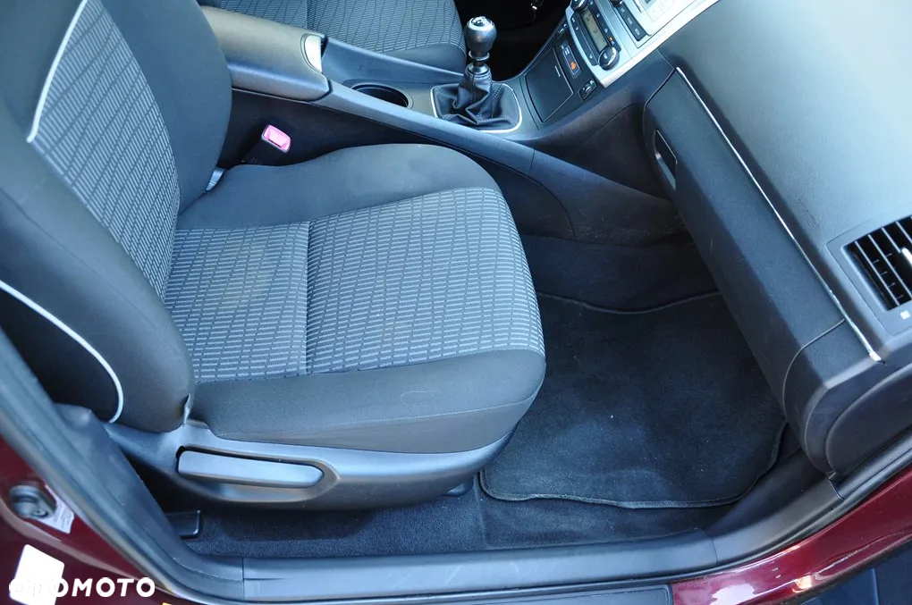 Toyota Avensis 1.6 Active - 32